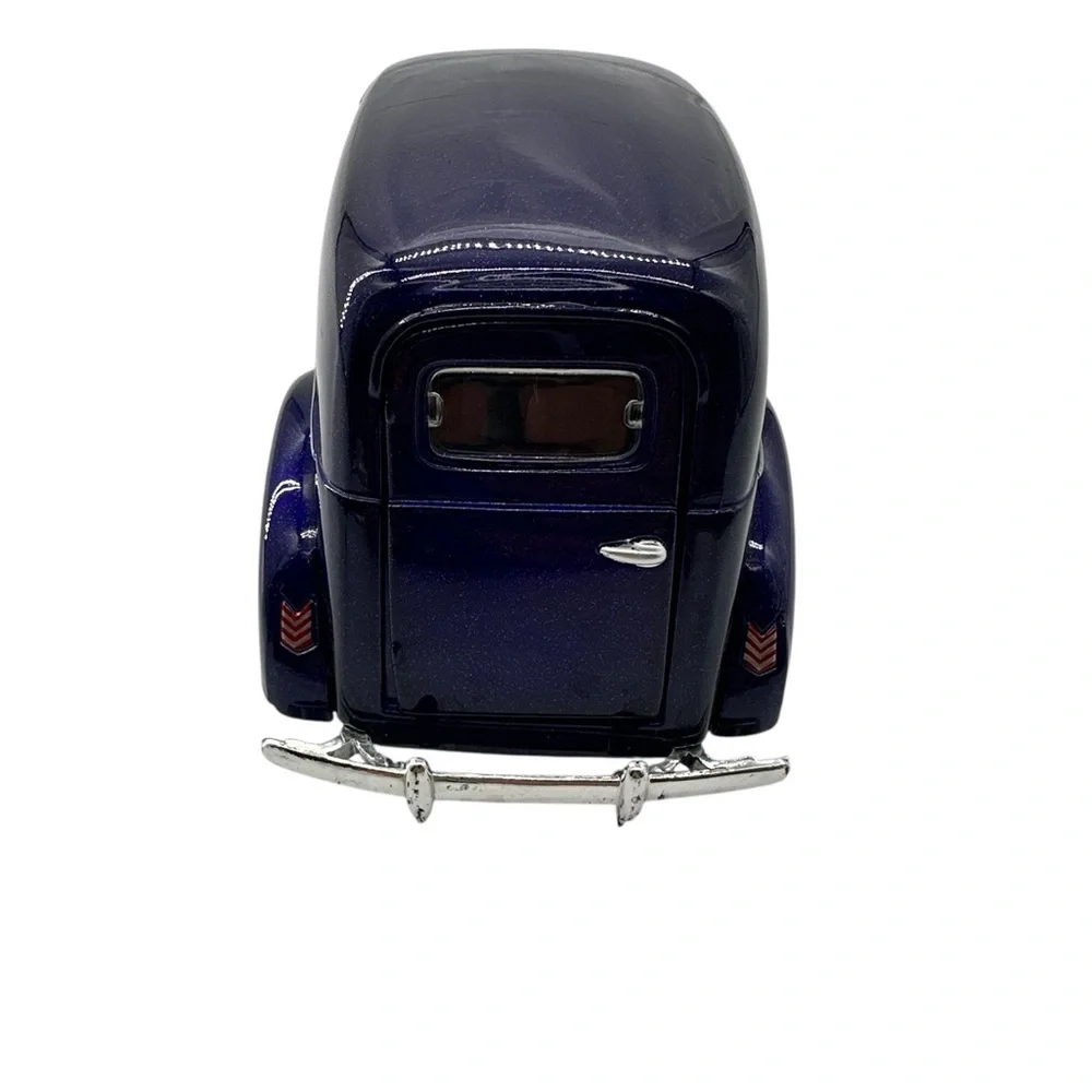 1/24 Motormax 1940 Ford Sedan Delivery Purple Metallic Loose Diecast Car